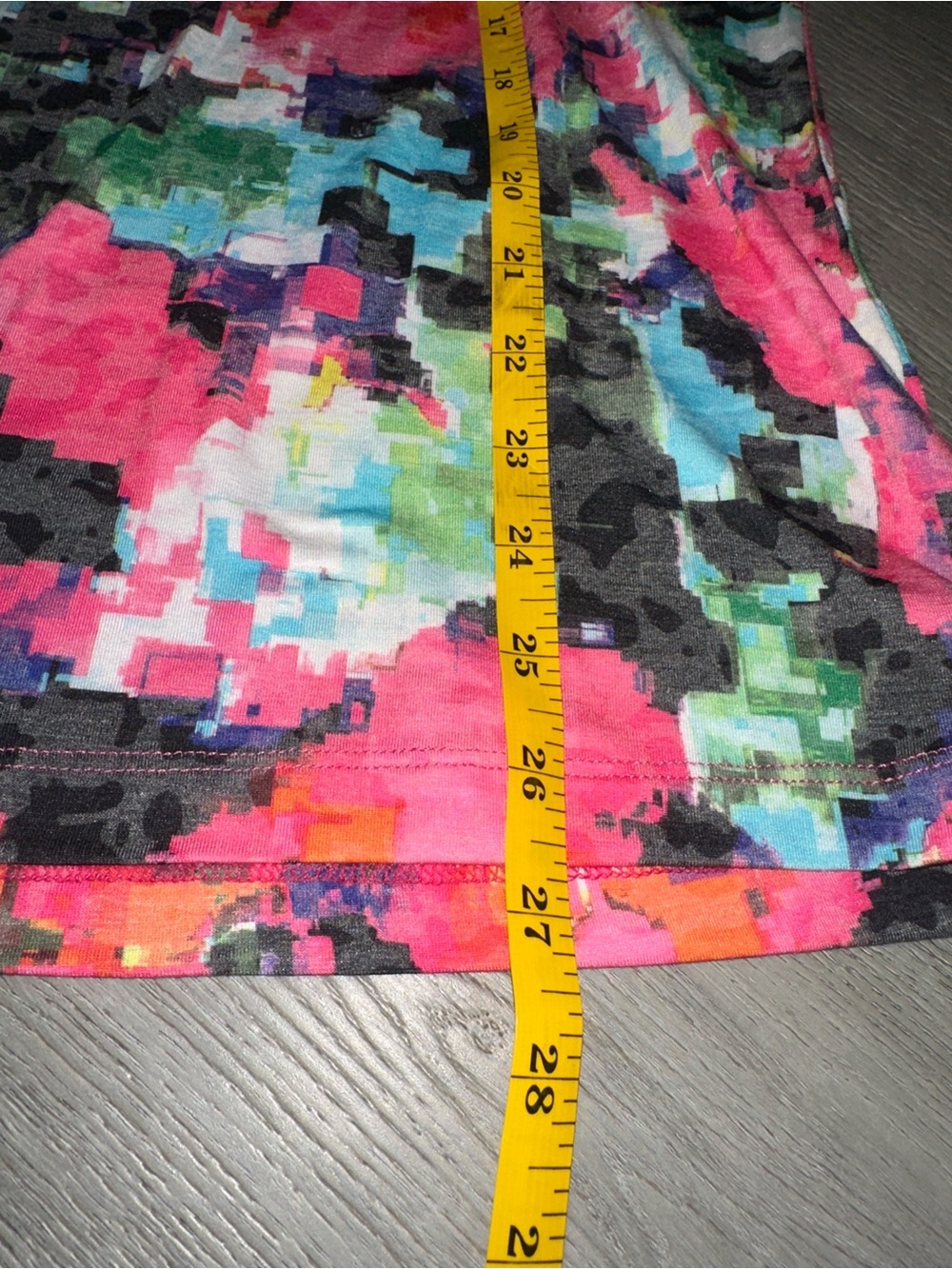 Saucony Women's Multicolor Pixel-Print Top in Pink, Blue, Yellow size XL - Picture 4 of 7